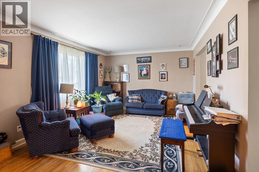 2979 Orion, Windsor, ON - Indoor Photo Showing Living Room
