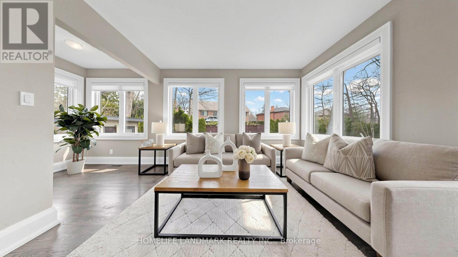 1549 Elite Road, Mississauga, ON - Indoor Photo Showing Living Room