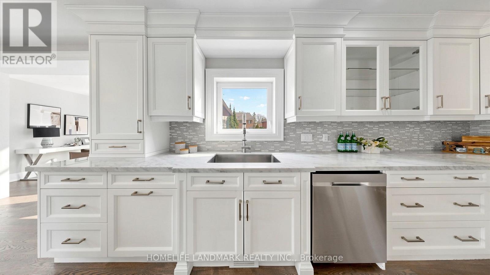 1549 Elite Road, Mississauga, ON - Indoor Photo Showing Kitchen With Upgraded Kitchen