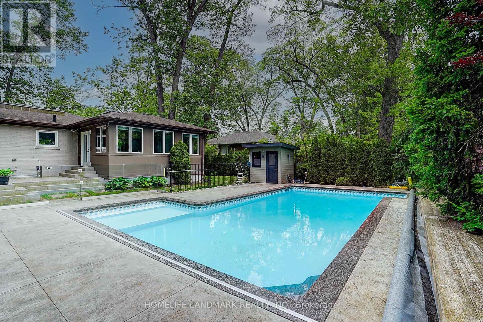 1549 Elite Road, Mississauga, ON - Outdoor With In Ground Pool