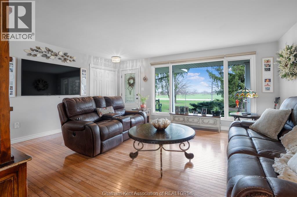 7088 9Th Line, Chatham, ON - Indoor Photo Showing Living Room