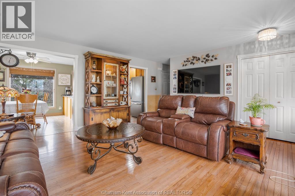 7088 9Th Line, Chatham, ON - Indoor Photo Showing Living Room