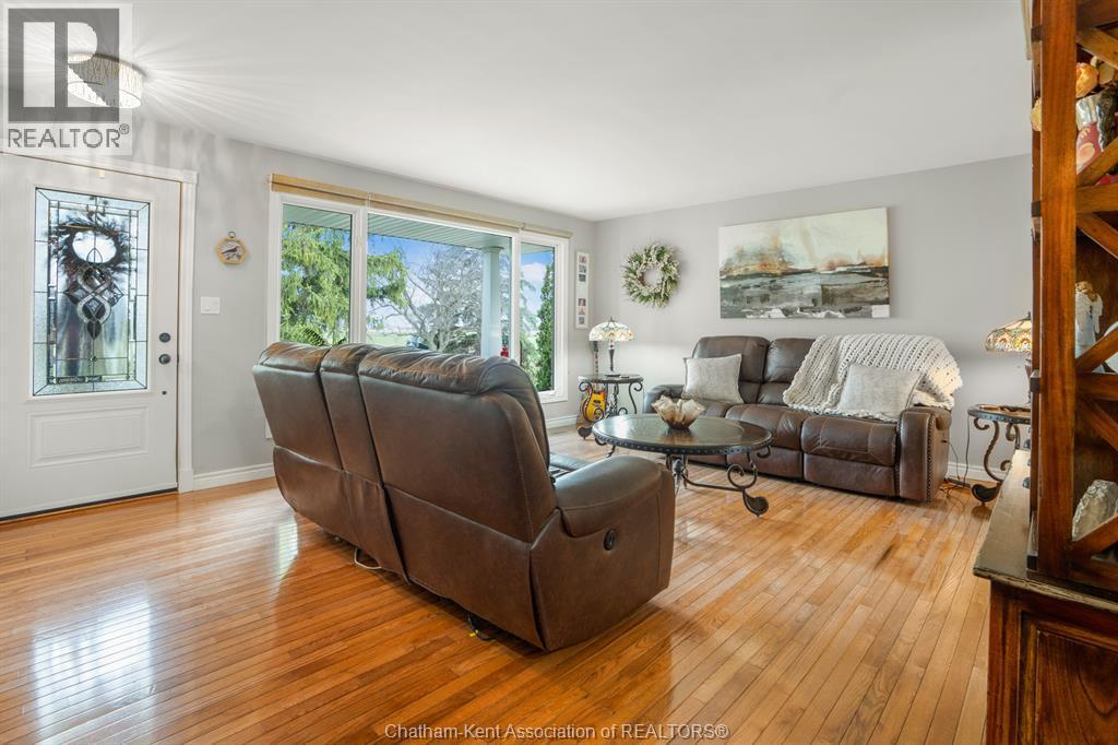 7088 9Th Line, Chatham, ON - Indoor Photo Showing Living Room