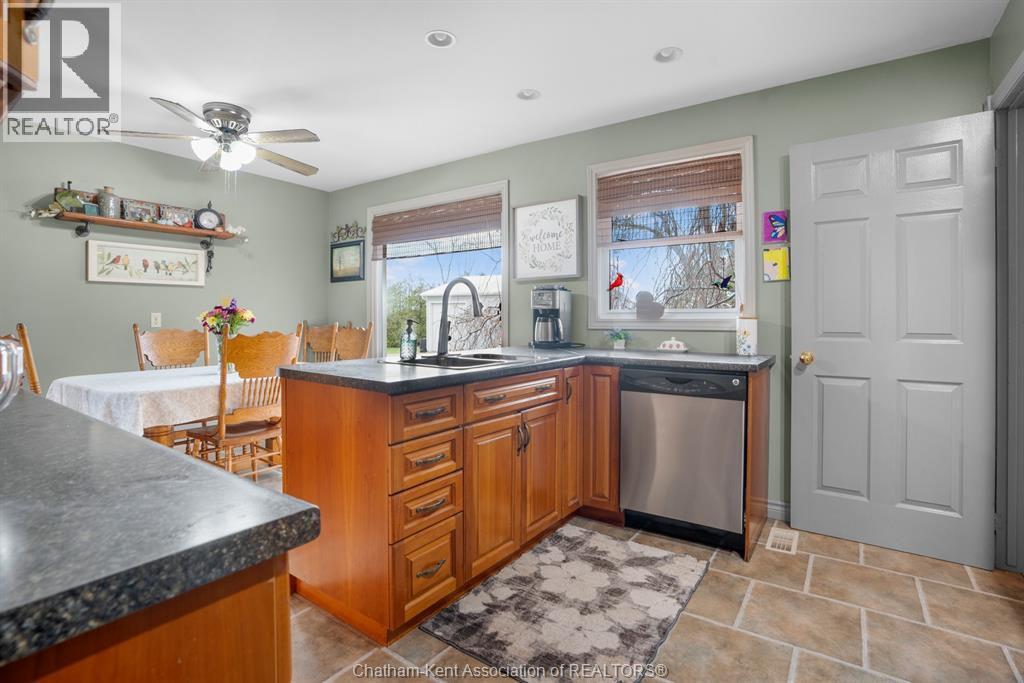 7088 9Th Line, Chatham, ON - Indoor Photo Showing Kitchen