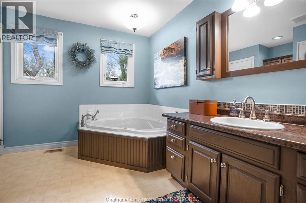 7088 9Th Line, Chatham, ON - Indoor Photo Showing Bathroom