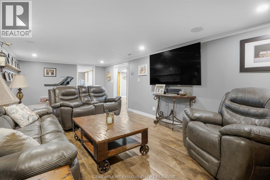7088 9Th Line, Chatham, ON - Indoor Photo Showing Living Room