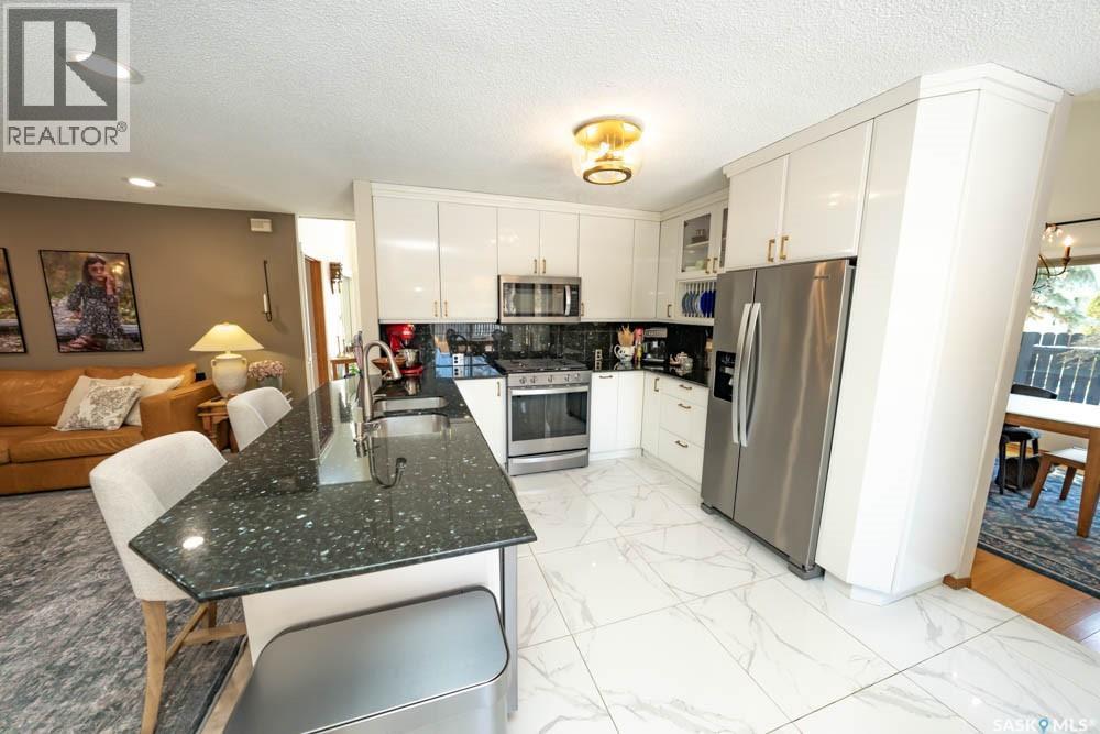 715 Emerald Bay, Saskatoon, SK - Indoor Photo Showing Kitchen