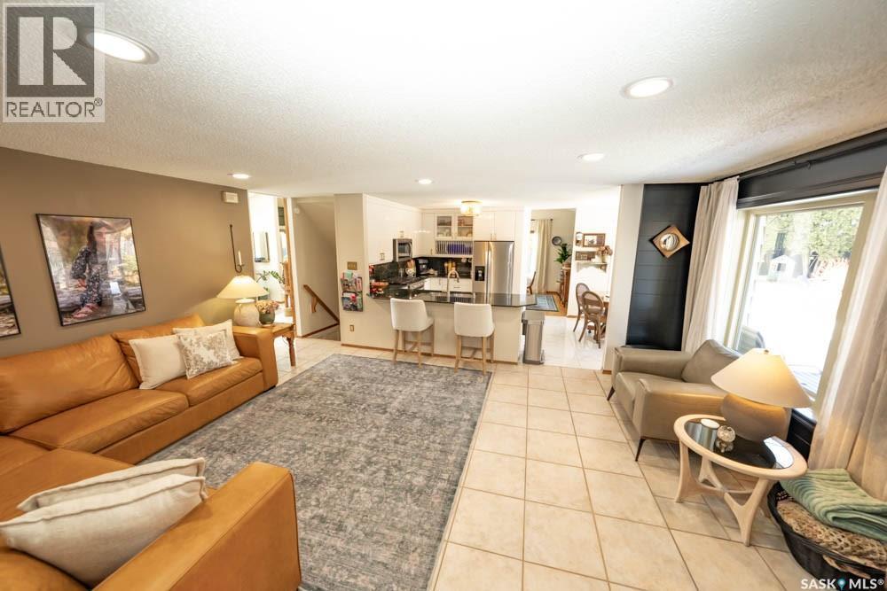 715 Emerald Bay, Saskatoon, SK - Indoor Photo Showing Living Room