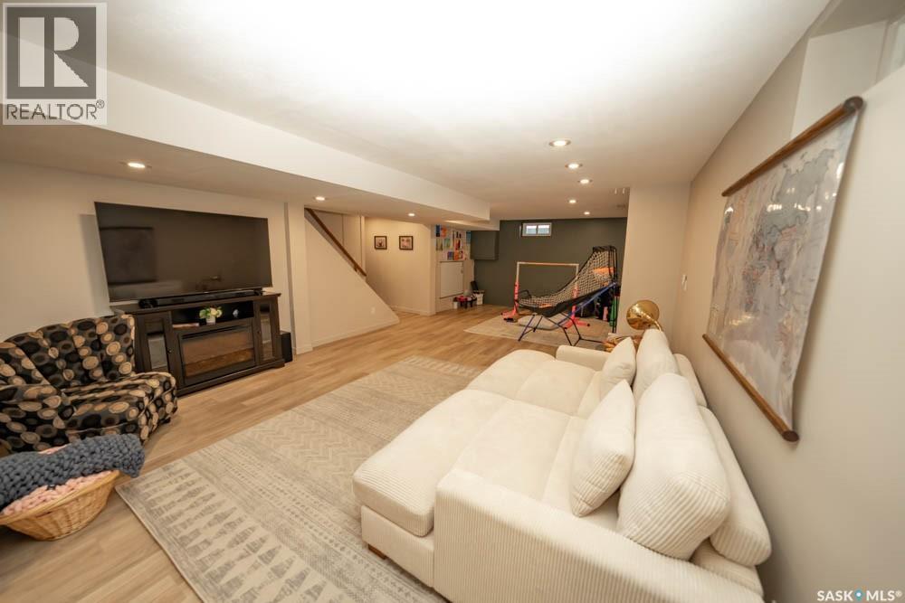 715 Emerald Bay, Saskatoon, SK - Indoor Photo Showing Living Room