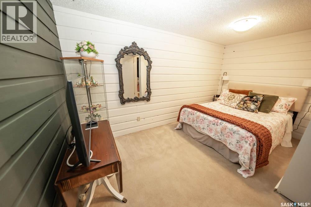 715 Emerald Bay, Saskatoon, SK - Indoor Photo Showing Bedroom