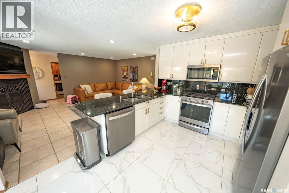 715 Emerald Bay, Saskatoon, SK - Indoor Photo Showing Kitchen With Upgraded Kitchen