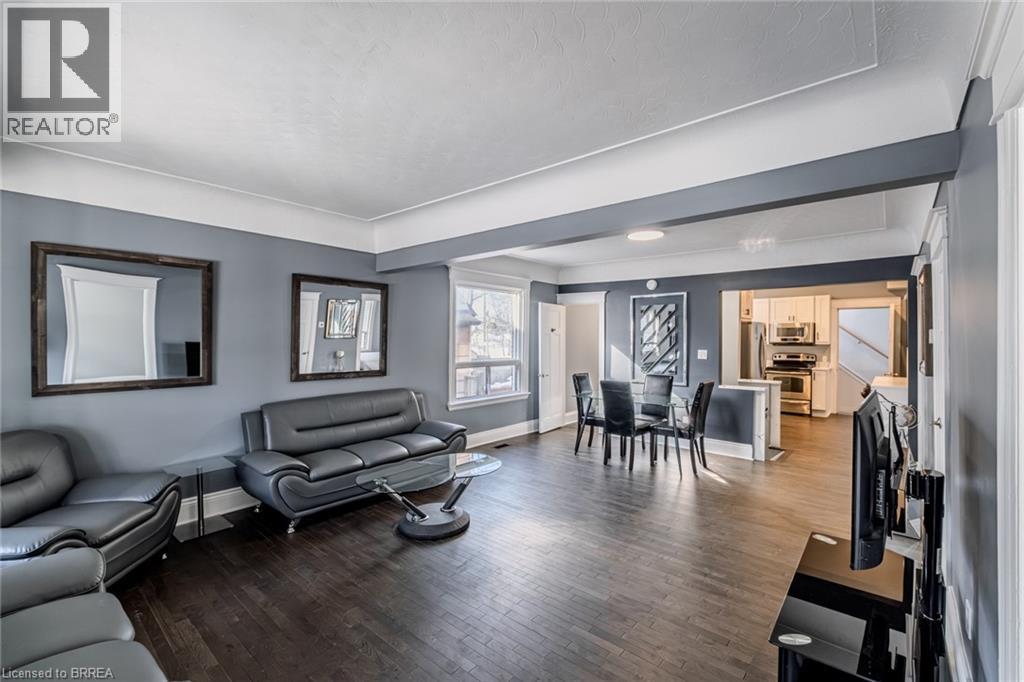 42 East 31St Street, Hamilton, ON - Indoor Photo Showing Living Room