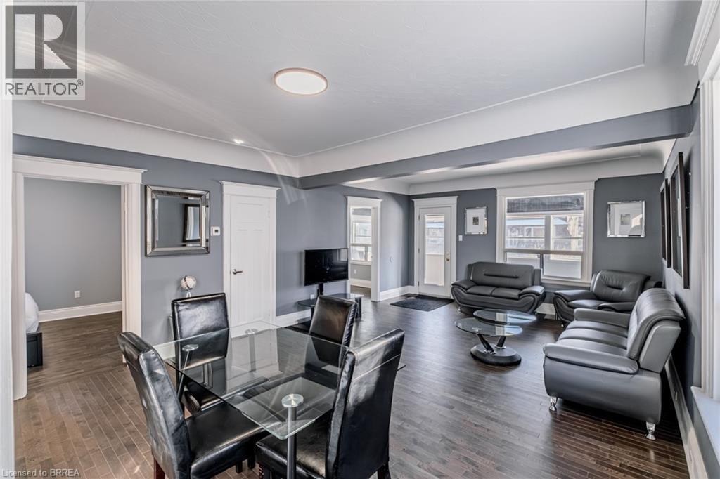 42 East 31St Street, Hamilton, ON - Indoor Photo Showing Living Room