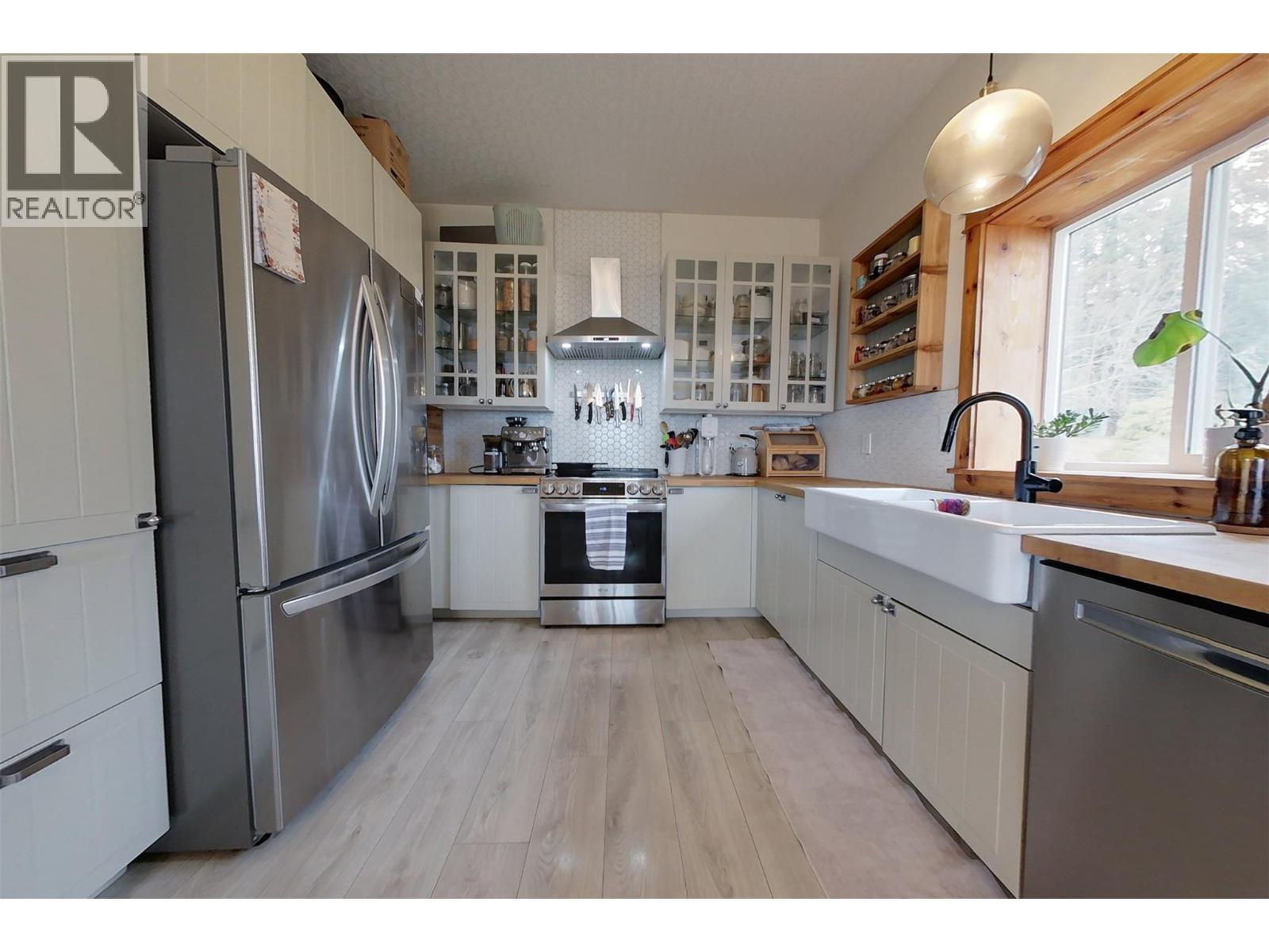 1017 Simmons Road, Creston, BC - Indoor Photo Showing Kitchen