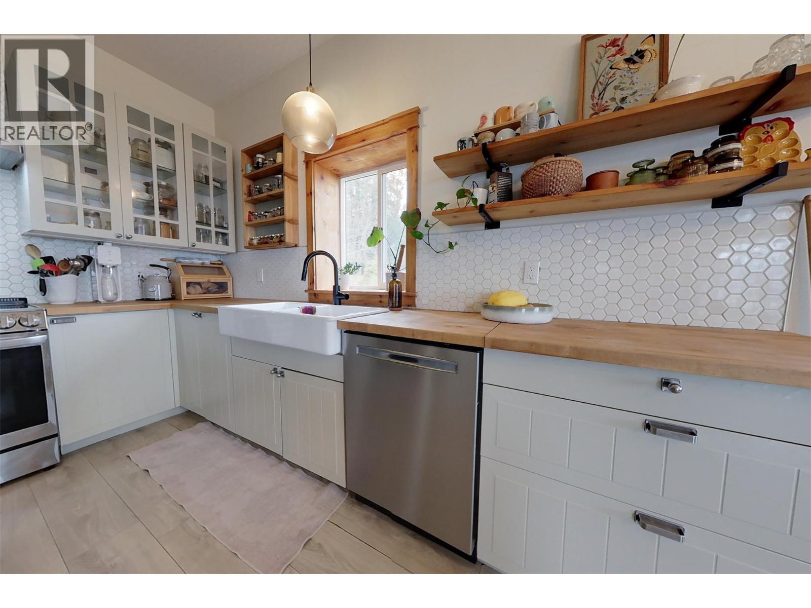 1017 Simmons Road, Creston, BC - Indoor Photo Showing Kitchen