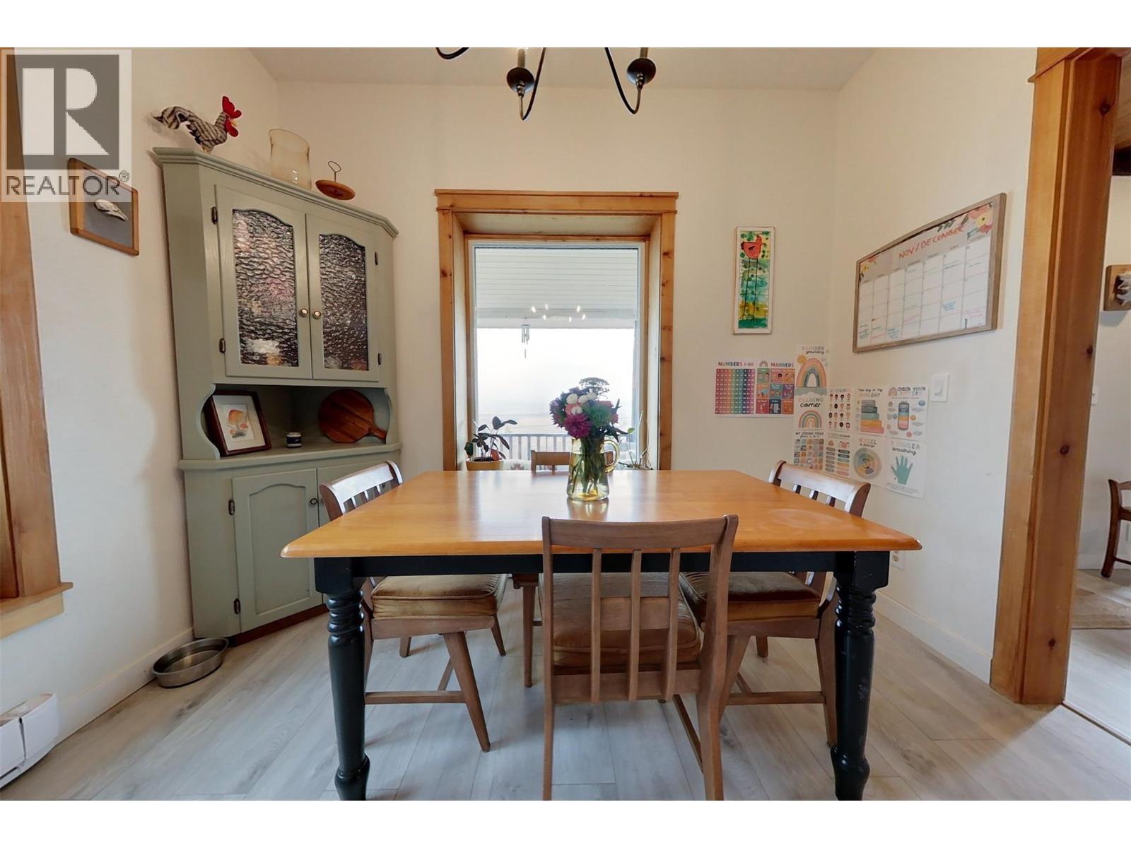 1017 Simmons Road, Creston, BC - Indoor Photo Showing Dining Room