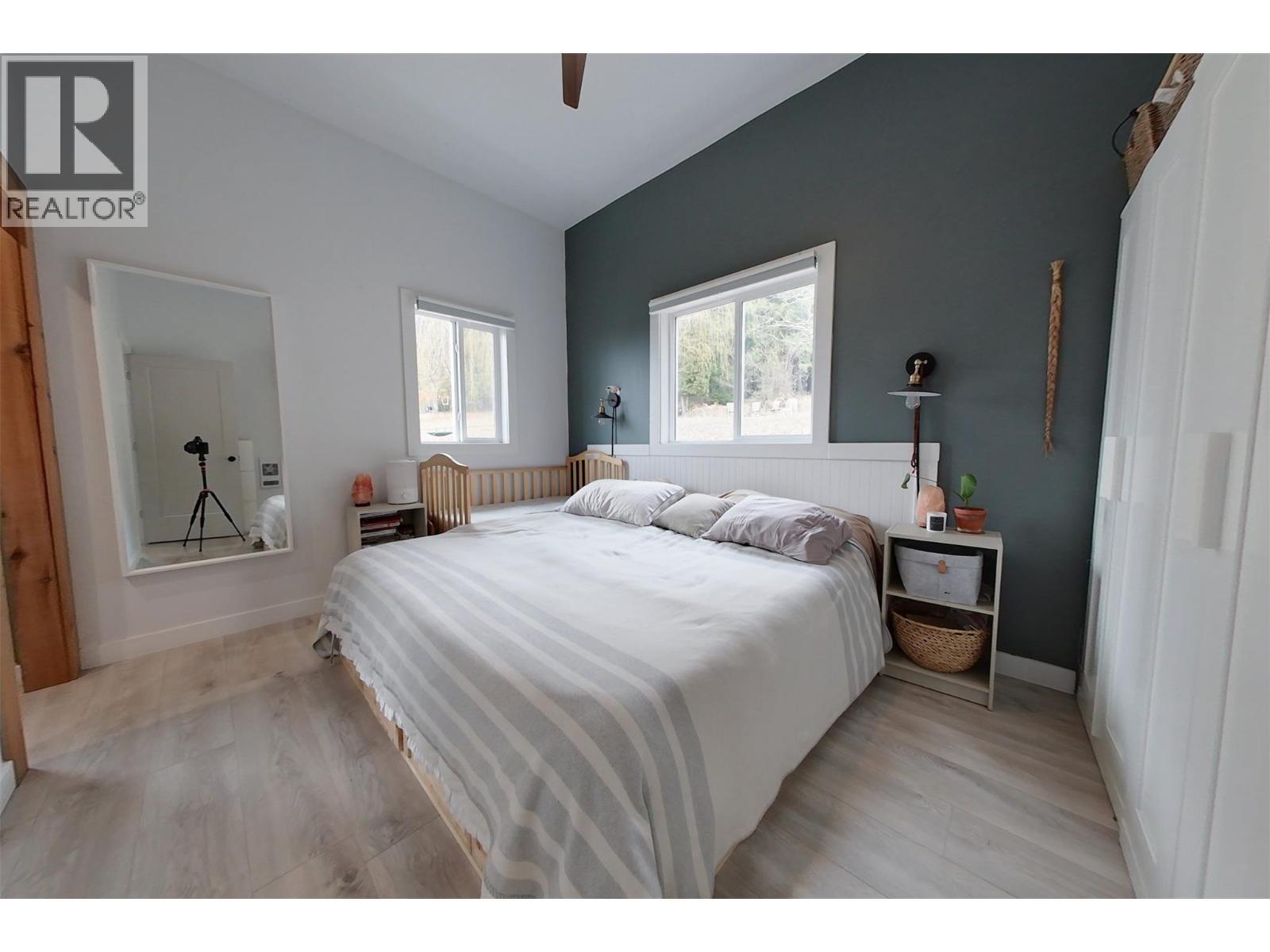1017 Simmons Road, Creston, BC - Indoor Photo Showing Bedroom