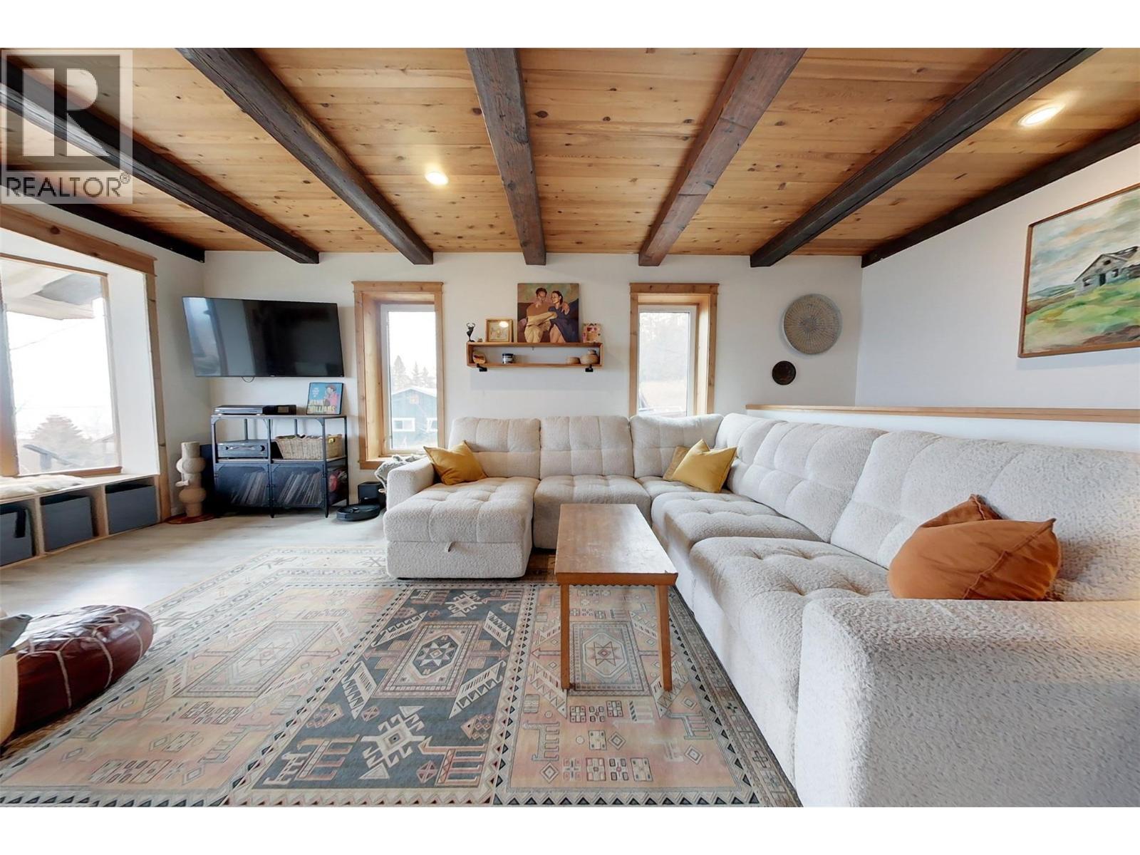 1017 Simmons Road, Creston, BC - Indoor Photo Showing Living Room