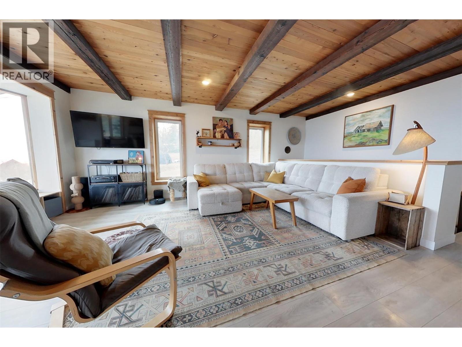 1017 Simmons Road, Creston, BC - Indoor Photo Showing Living Room