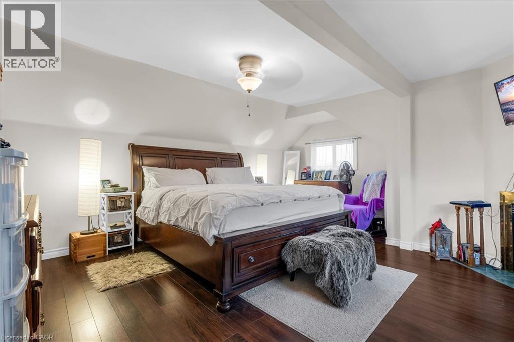 143 Walter Avenue S, Hamilton, ON - Indoor Photo Showing Bedroom
