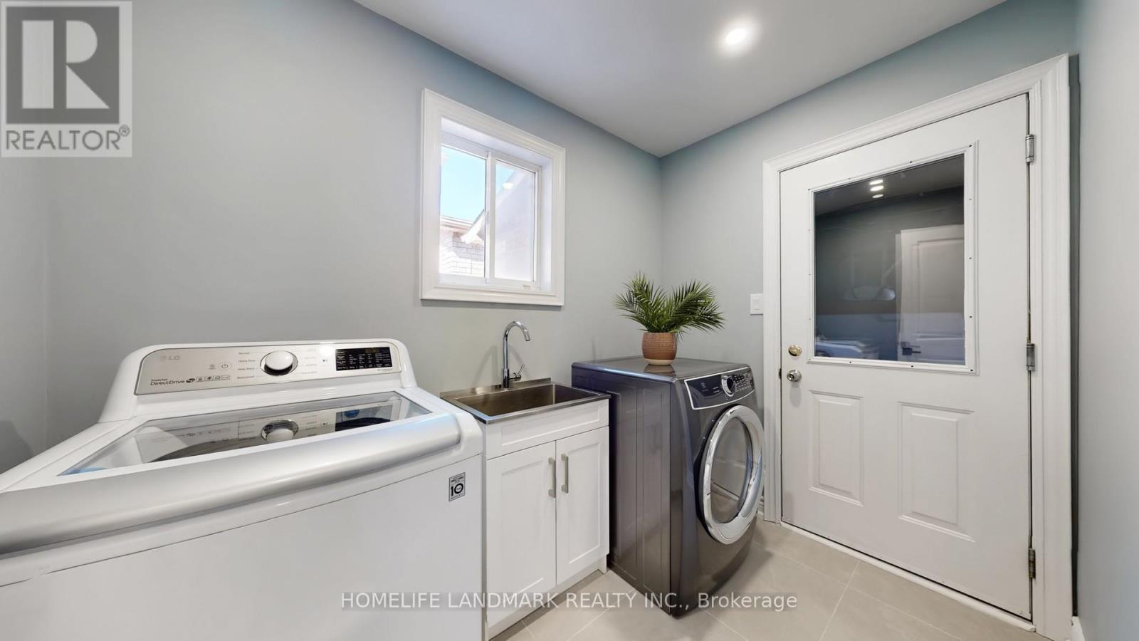 75 Ambler Bay, Barrie, ON - Indoor Photo Showing Laundry Room