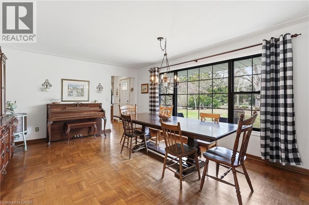 222 Concession 11 E, Freelton, ON - Indoor Photo Showing Dining Room