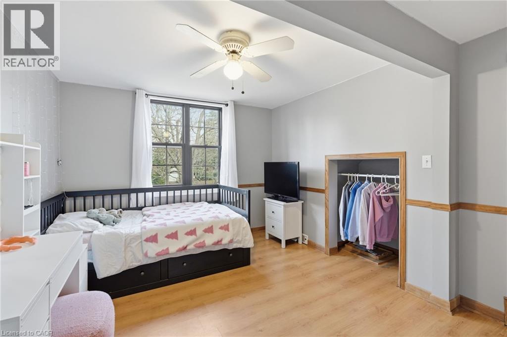 222 Concession 11 E, Freelton, ON - Indoor Photo Showing Bedroom