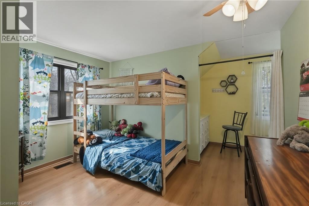 222 Concession 11 E, Freelton, ON - Indoor Photo Showing Bedroom