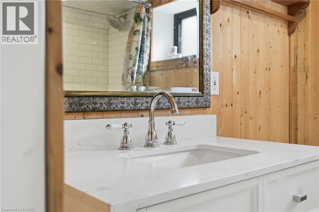 222 Concession 11 E, Freelton, ON - Indoor Photo Showing Bathroom