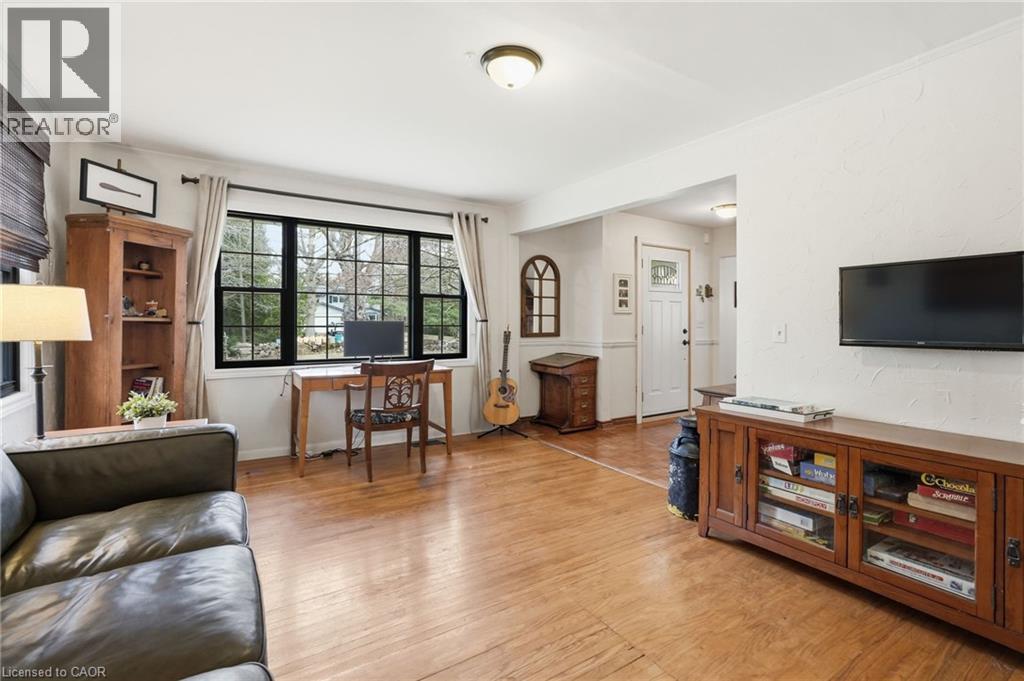 222 Concession 11 E, Freelton, ON - Indoor Photo Showing Living Room