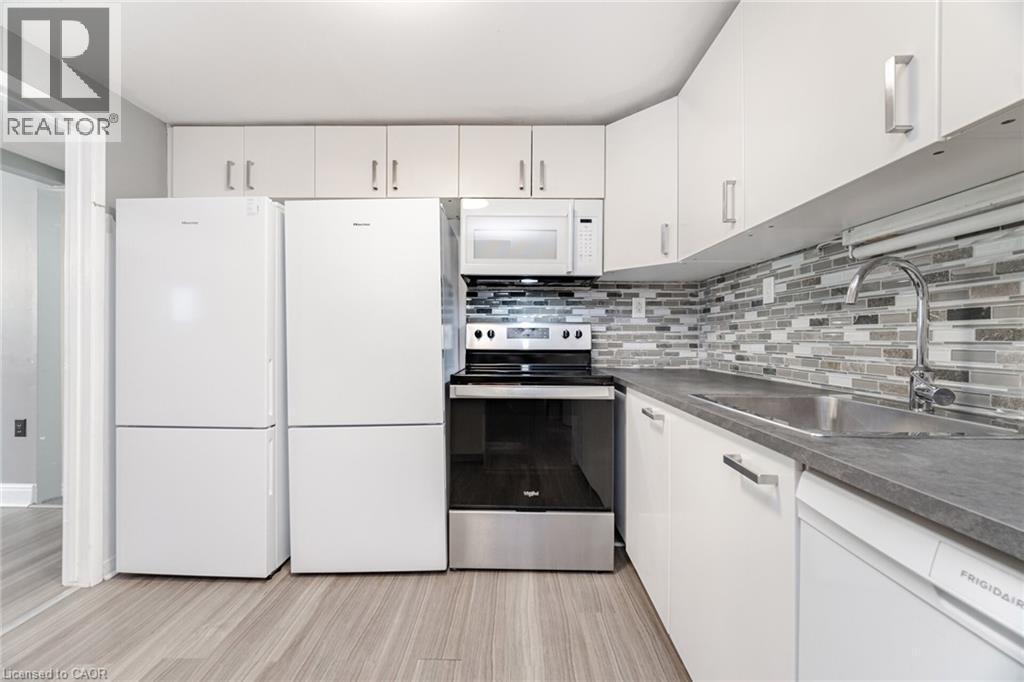 16 Royal Avenue, Hamilton, ON - Indoor Photo Showing Kitchen