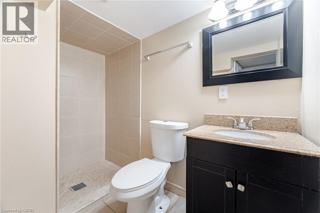16 Royal Avenue, Hamilton, ON - Indoor Photo Showing Bathroom