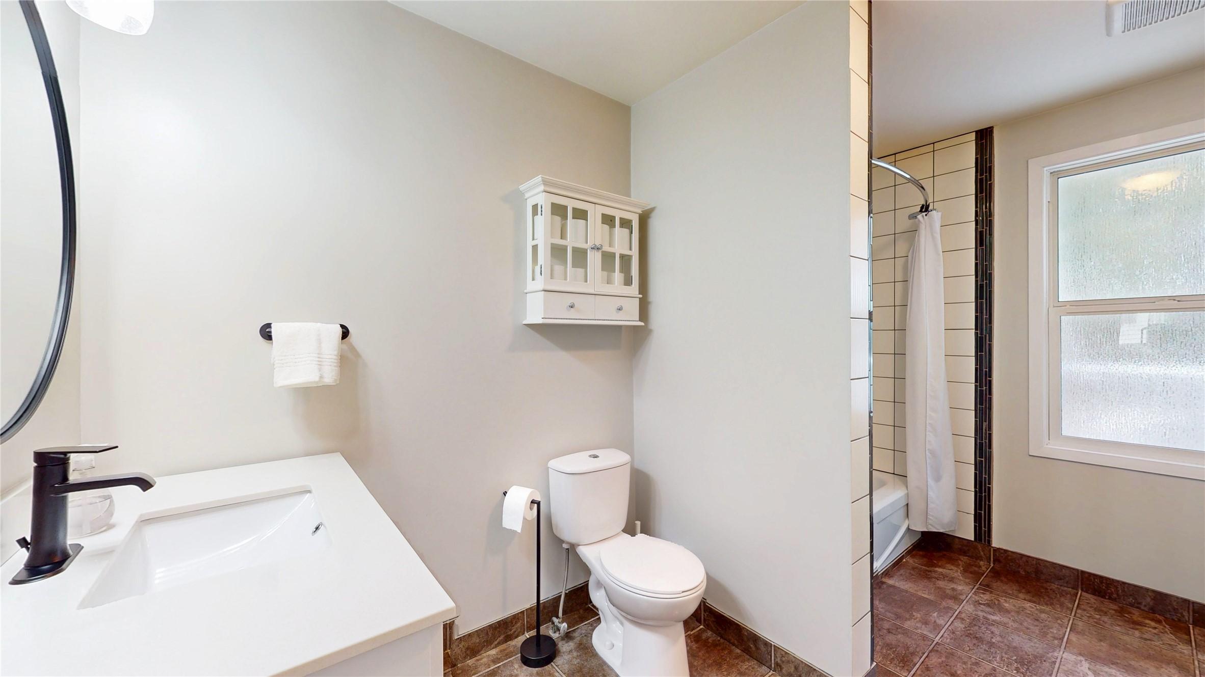 10219 Twin Bays Road, Twin Bays, BC - Indoor Photo Showing Bathroom
