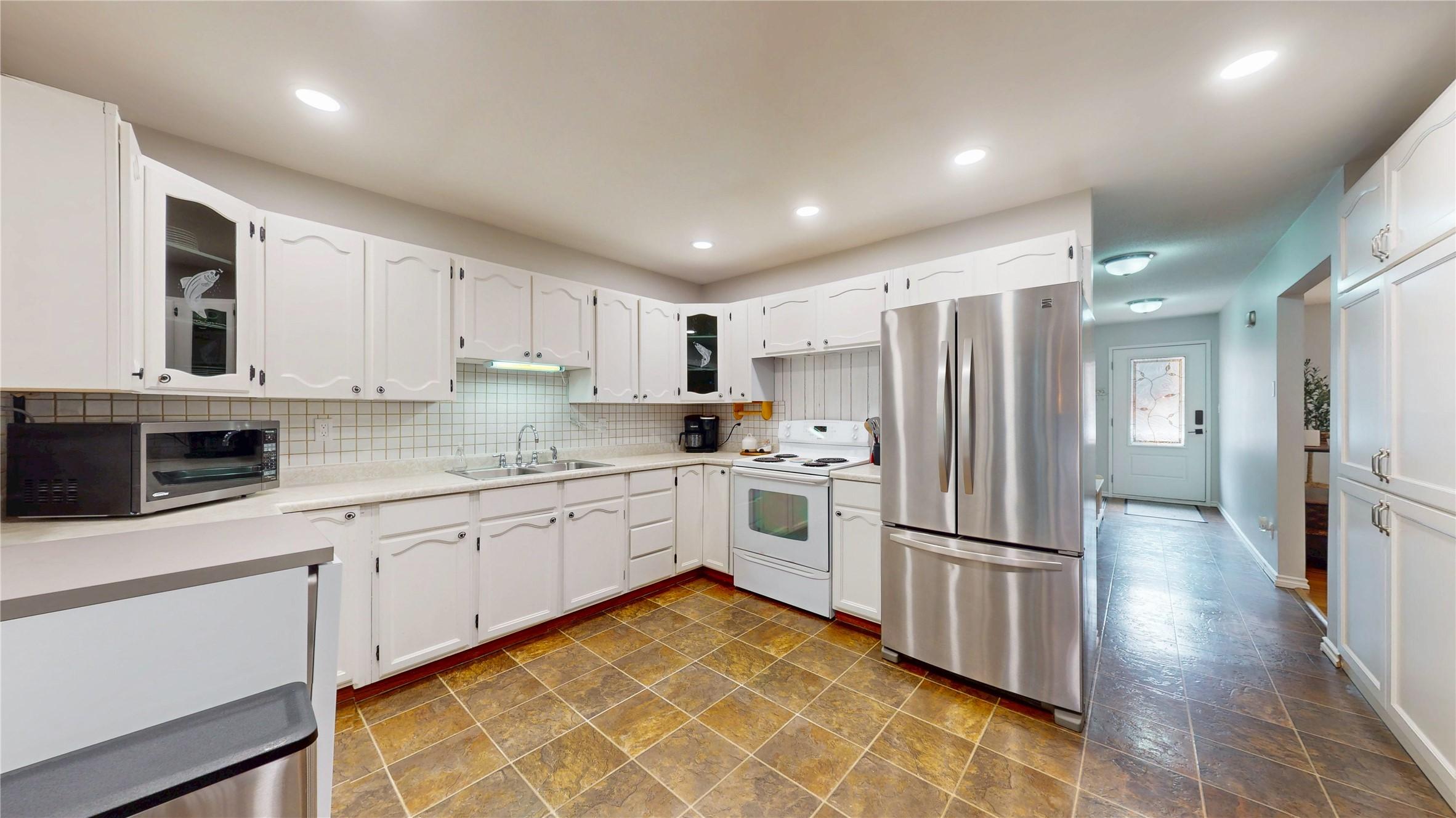 10219 Twin Bays Road, Twin Bays, BC - Indoor Photo Showing Kitchen