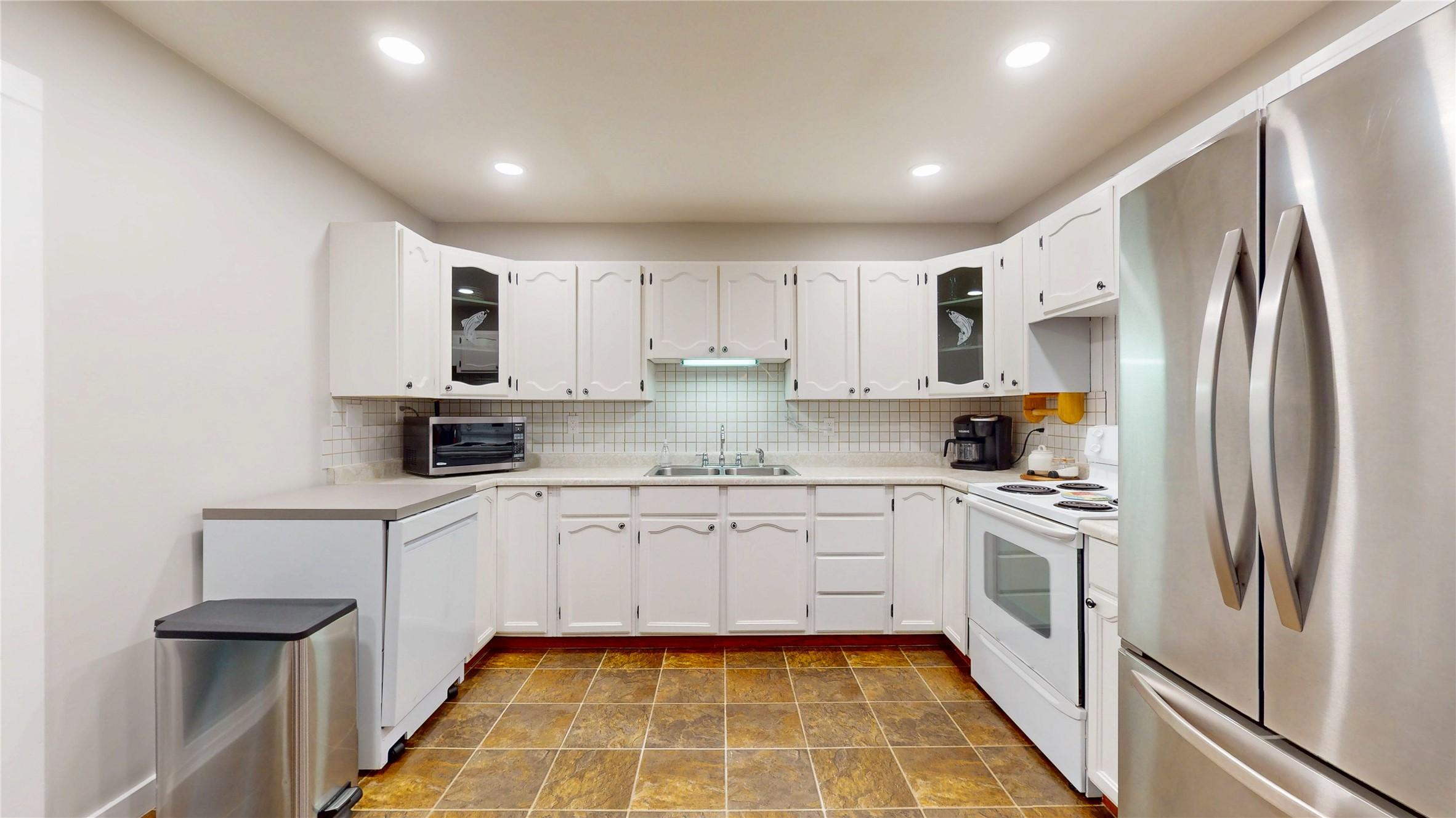 10219 Twin Bays Road, Twin Bays, BC - Indoor Photo Showing Kitchen