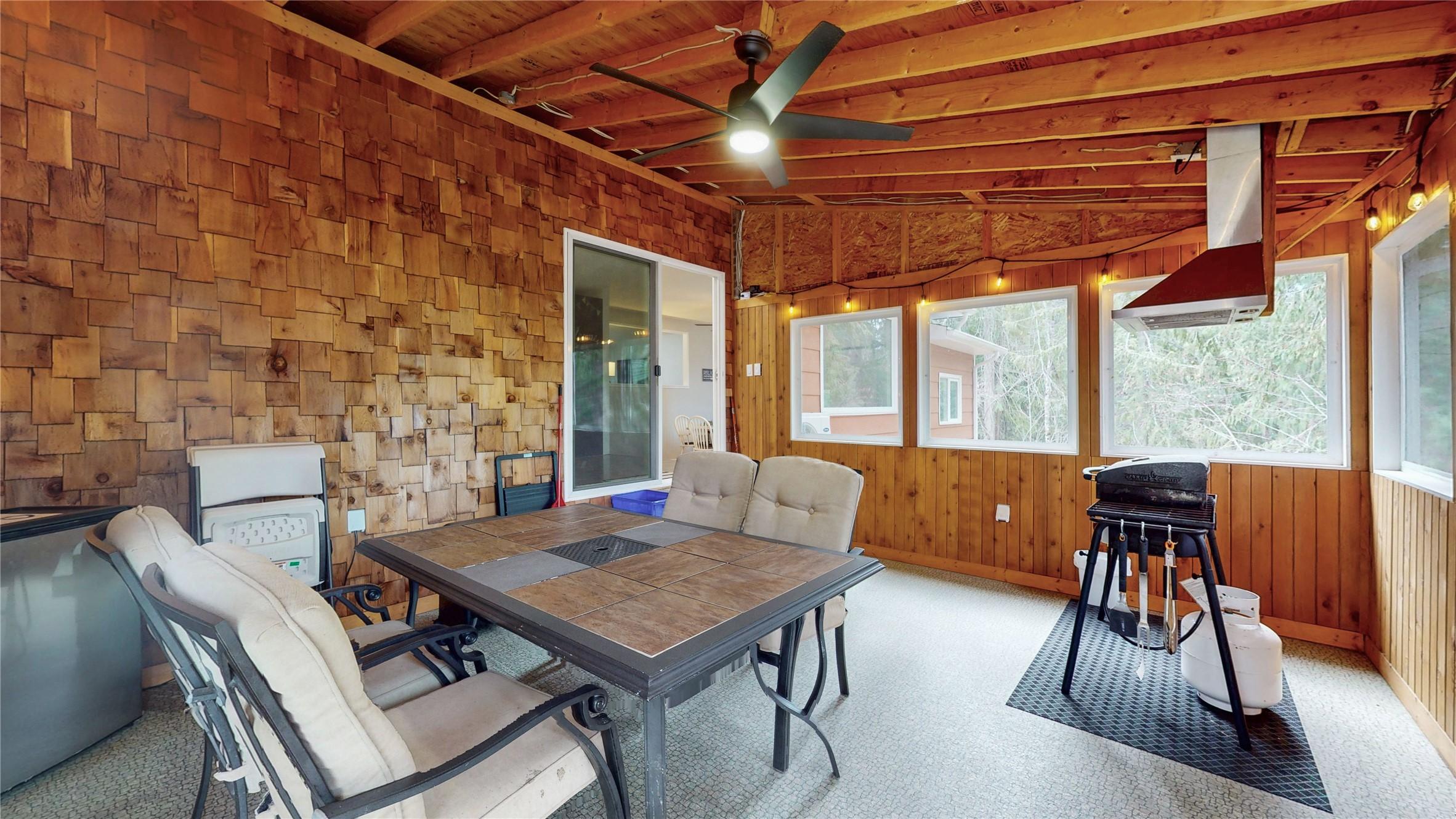 10219 Twin Bays Road, Twin Bays, BC - Indoor