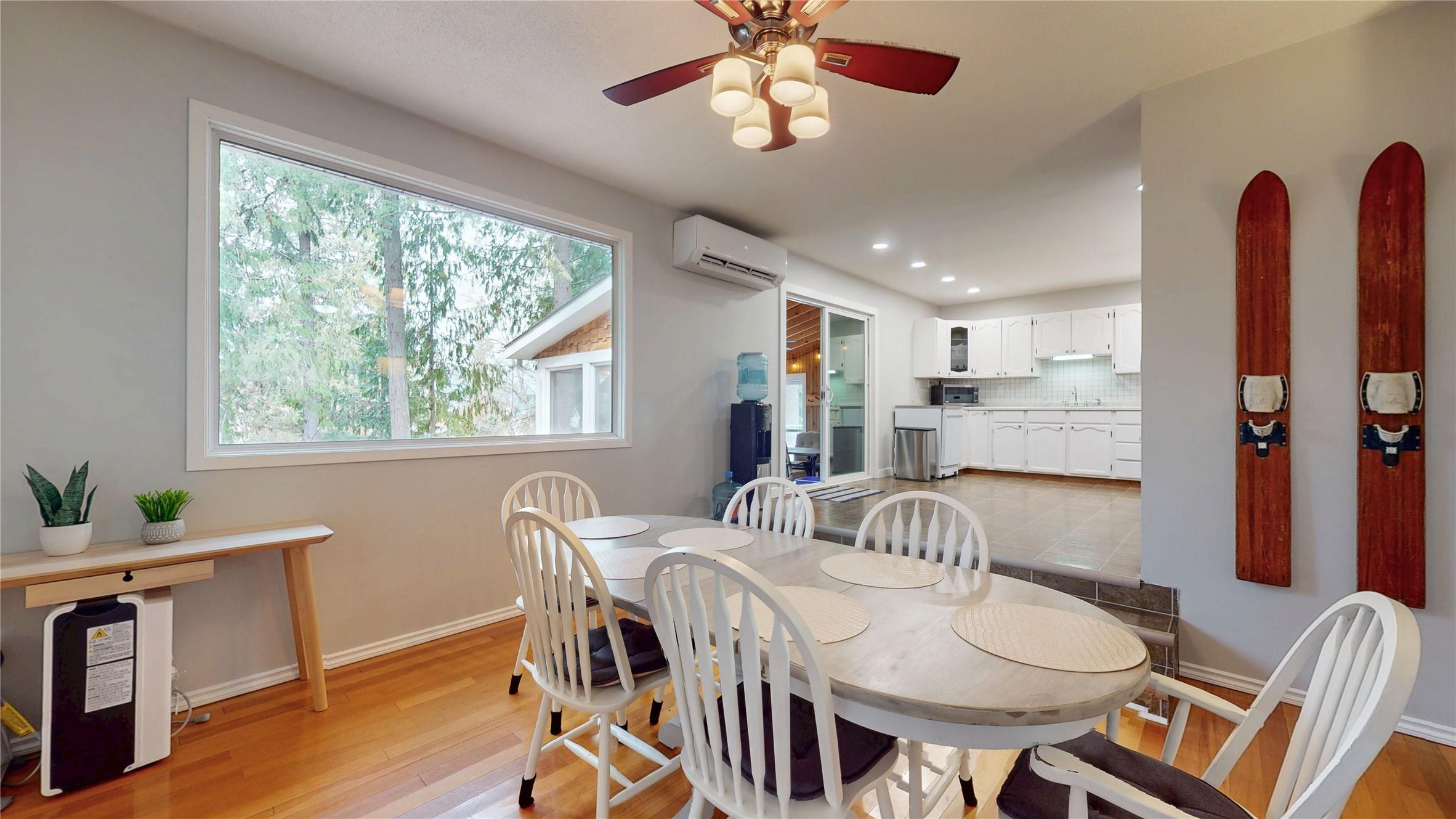10219 Twin Bays Road, Twin Bays, BC - Indoor Photo Showing Dining Room