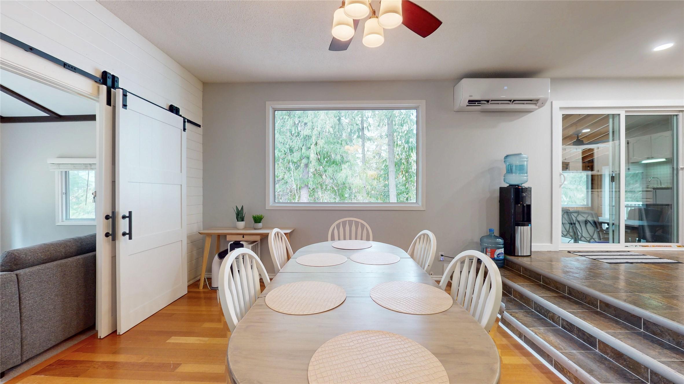 10219 Twin Bays Road, Twin Bays, BC - Indoor Photo Showing Dining Room