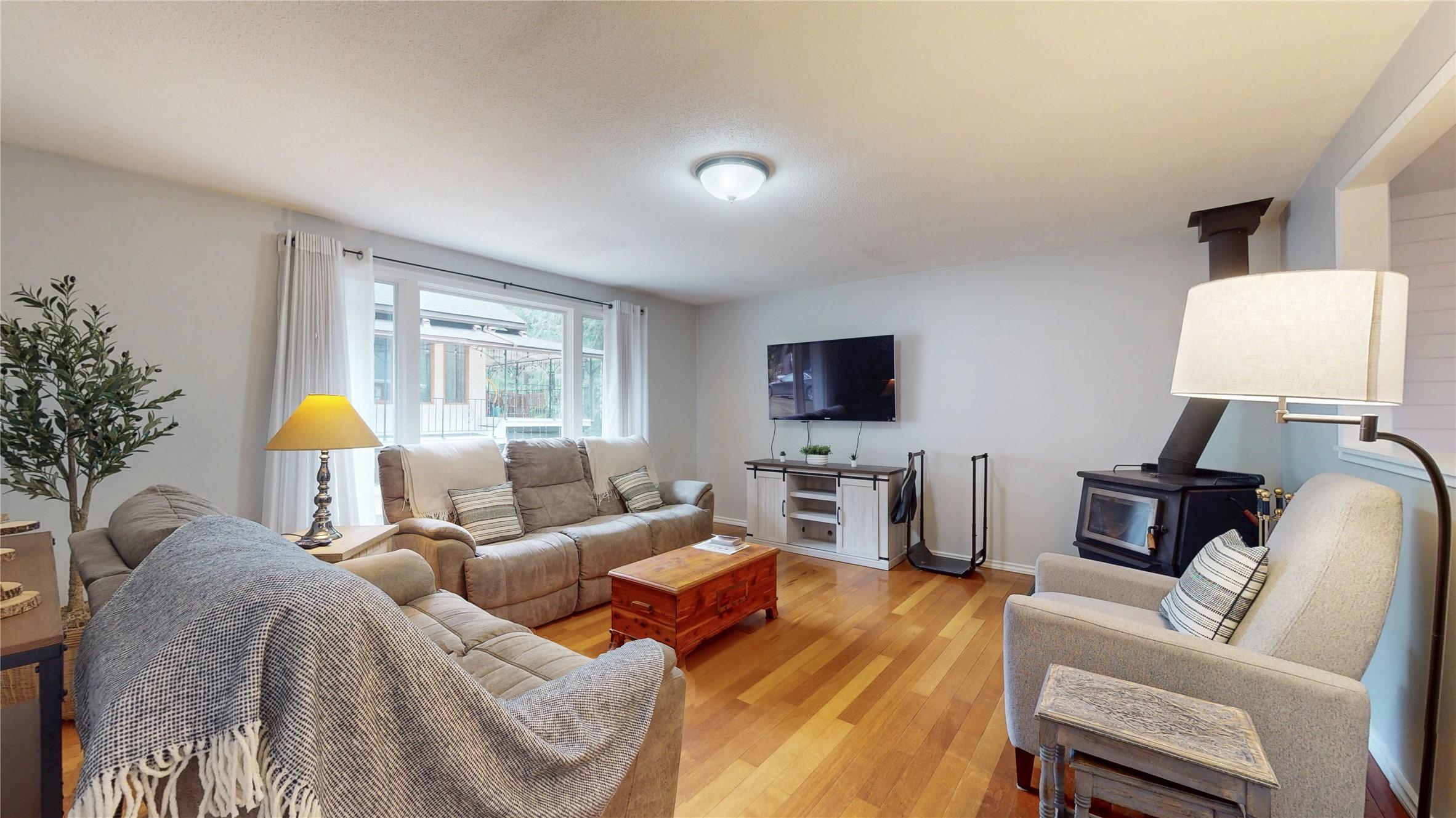 10219 Twin Bays Road, Twin Bays, BC - Indoor Photo Showing Living Room
