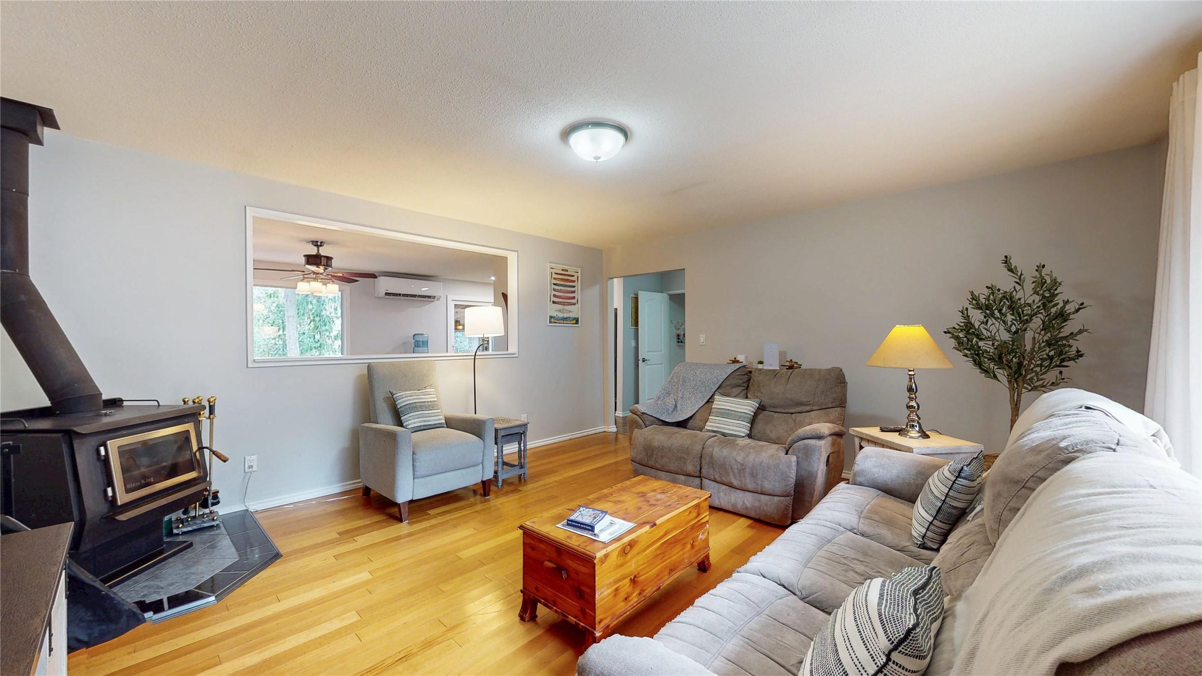 10219 Twin Bays Road, Twin Bays, BC - Indoor Photo Showing Living Room
