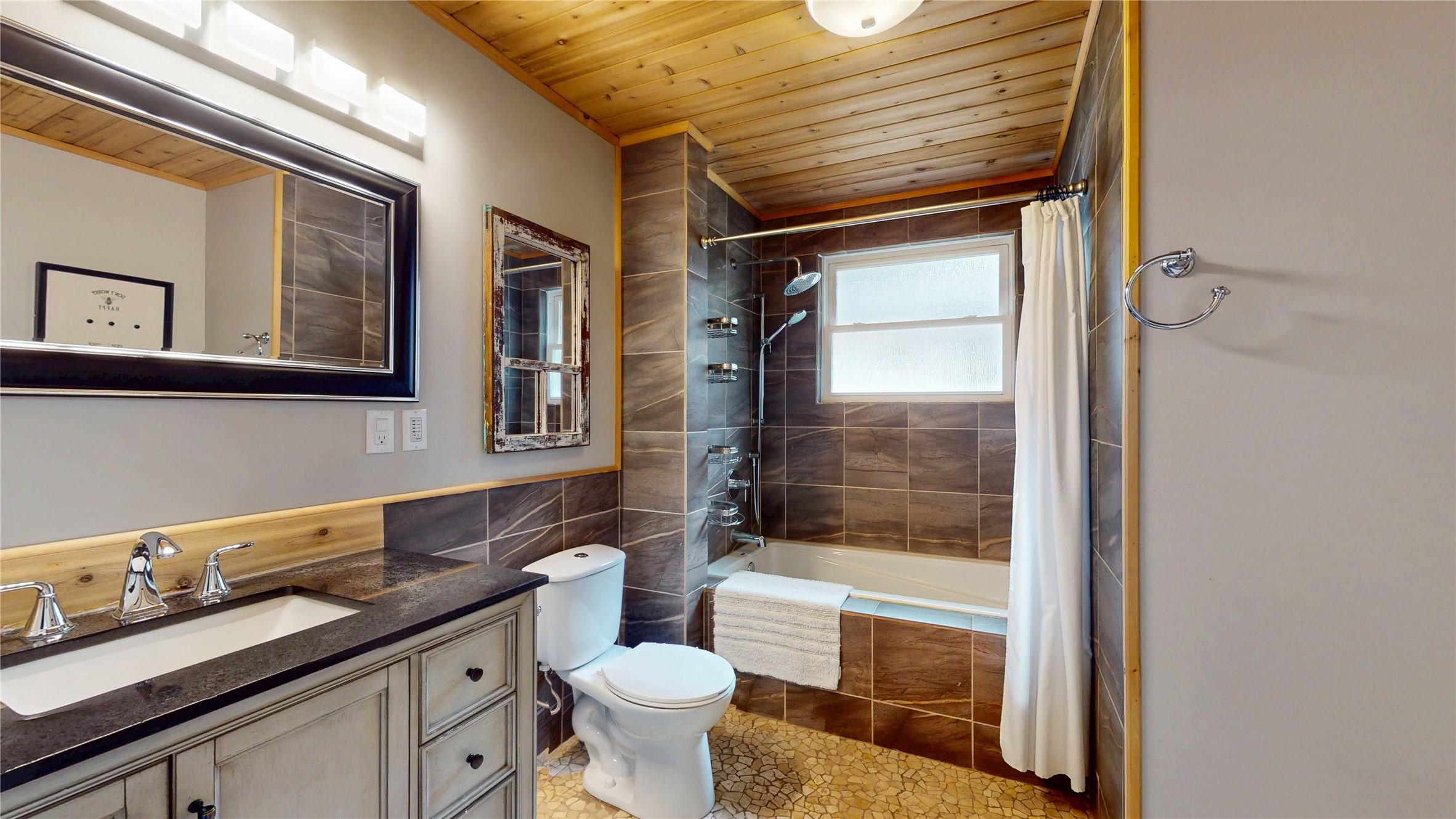 10219 Twin Bays Road, Twin Bays, BC - Indoor Photo Showing Bathroom