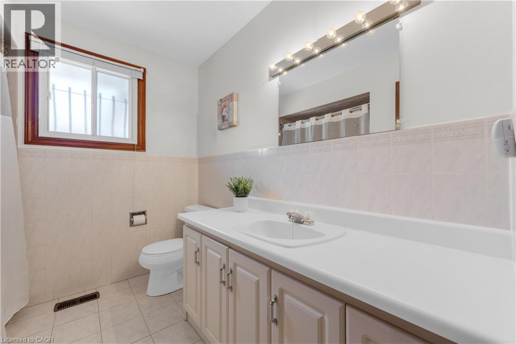 11 Forest Hill Crescent, Hamilton, ON - Indoor Photo Showing Bathroom