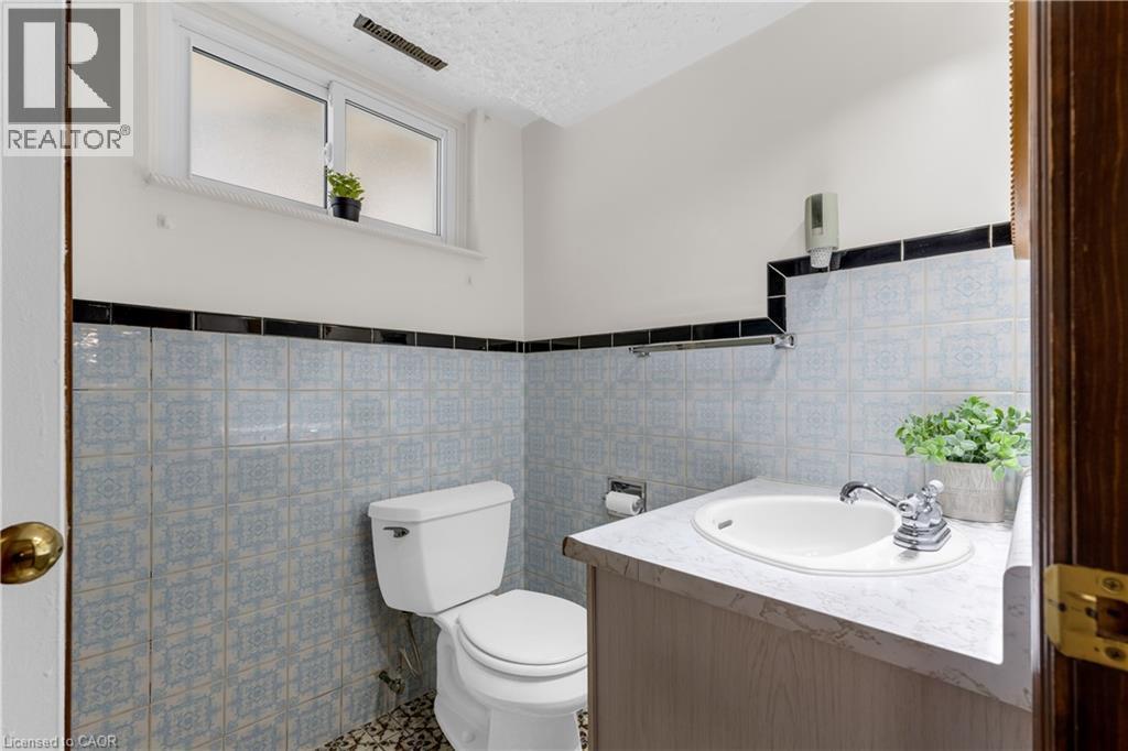 11 Forest Hill Crescent, Hamilton, ON - Indoor Photo Showing Bathroom