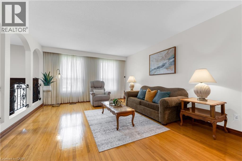 11 Forest Hill Crescent, Hamilton, ON - Indoor Photo Showing Living Room