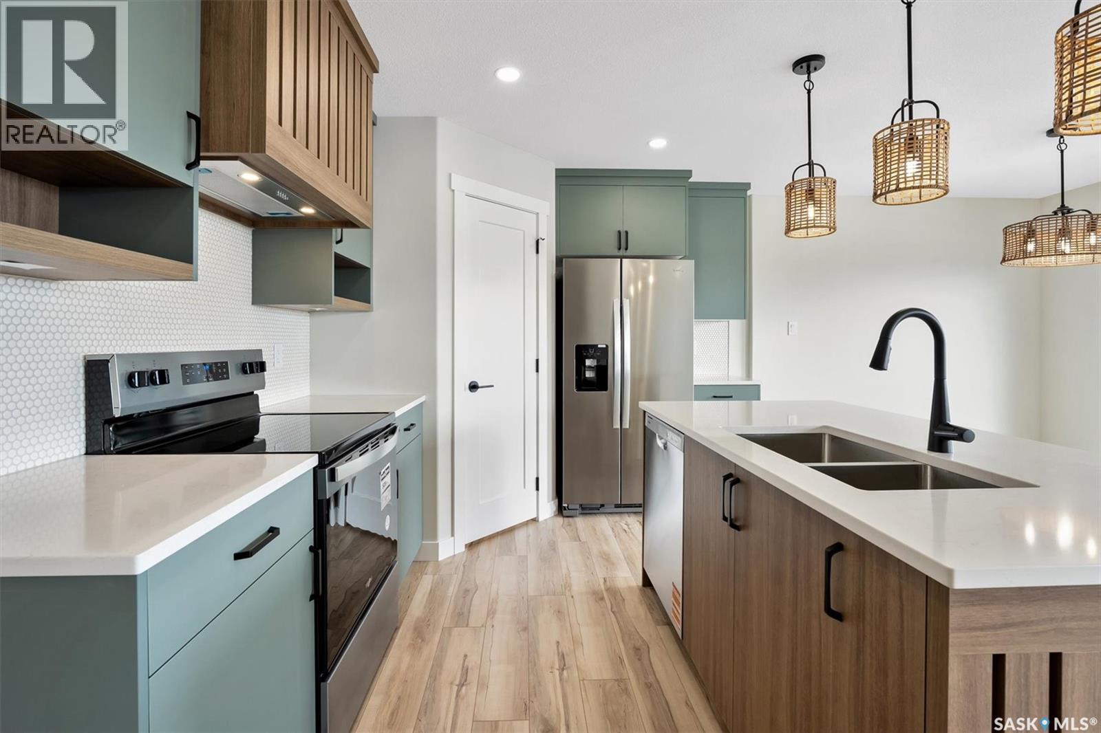 446 Fortosky Manor, Saskatoon, SK - Indoor Photo Showing Kitchen With Double Sink With Upgraded Kitchen