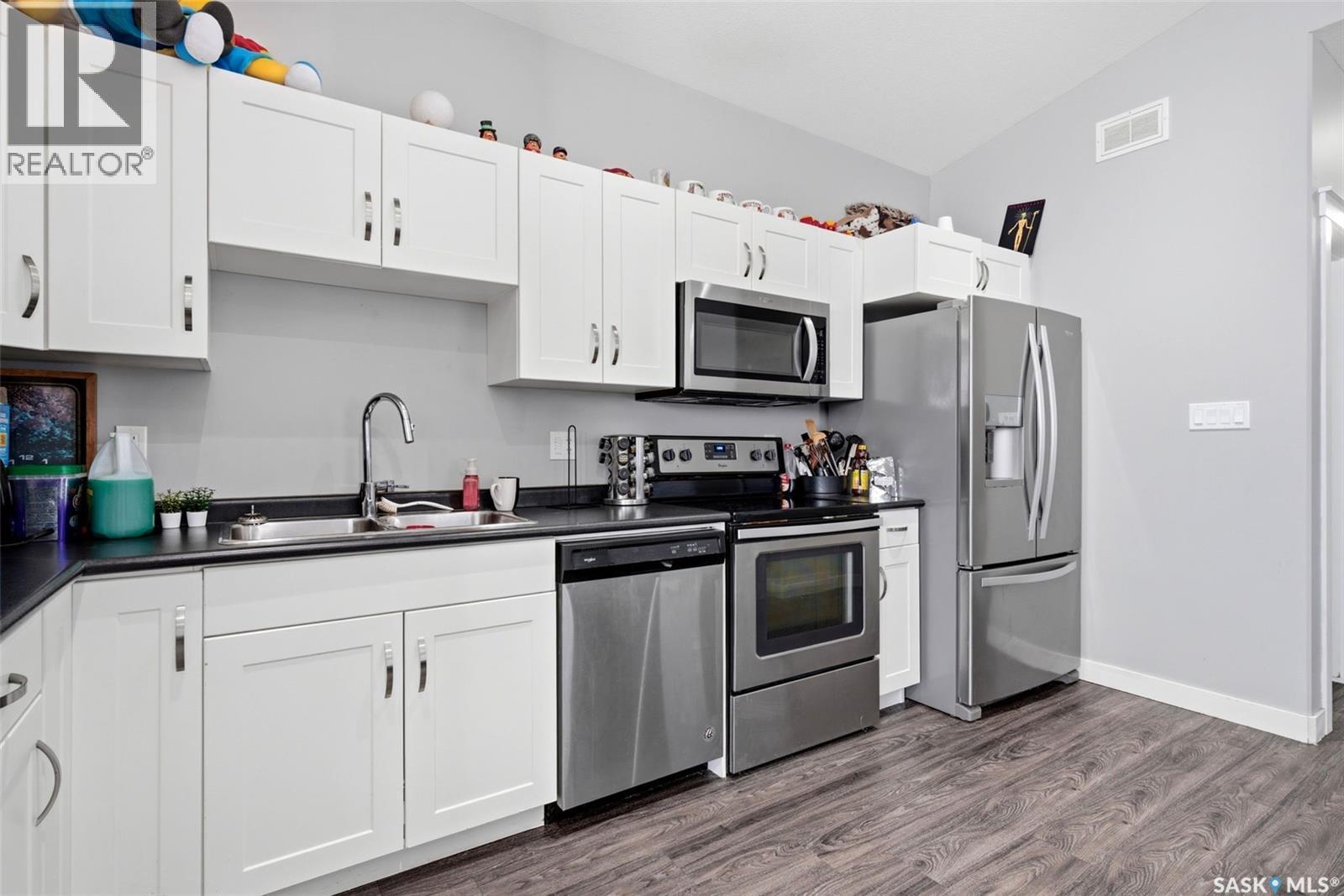 960 Wallace Street, Regina, SK - Indoor Photo Showing Kitchen