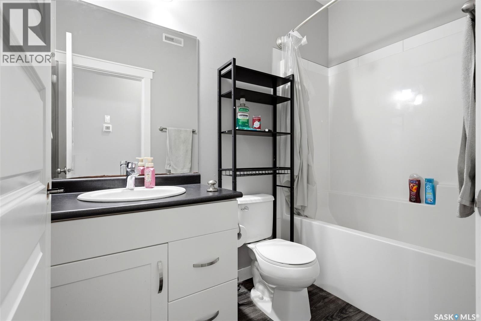 960 Wallace Street, Regina, SK - Indoor Photo Showing Bathroom