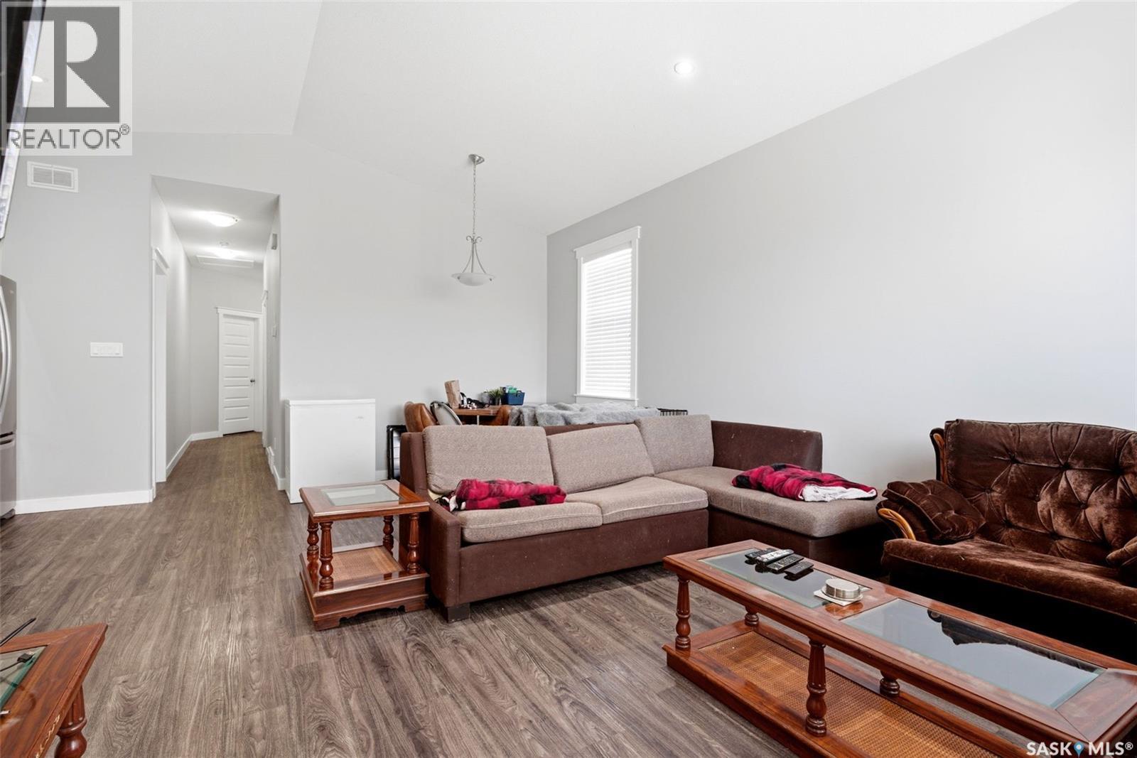 960 Wallace Street, Regina, SK - Indoor Photo Showing Living Room