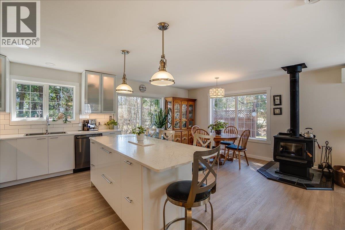 210 Bayview Street, Kaslo, BC - Indoor Photo Showing Kitchen With Upgraded Kitchen