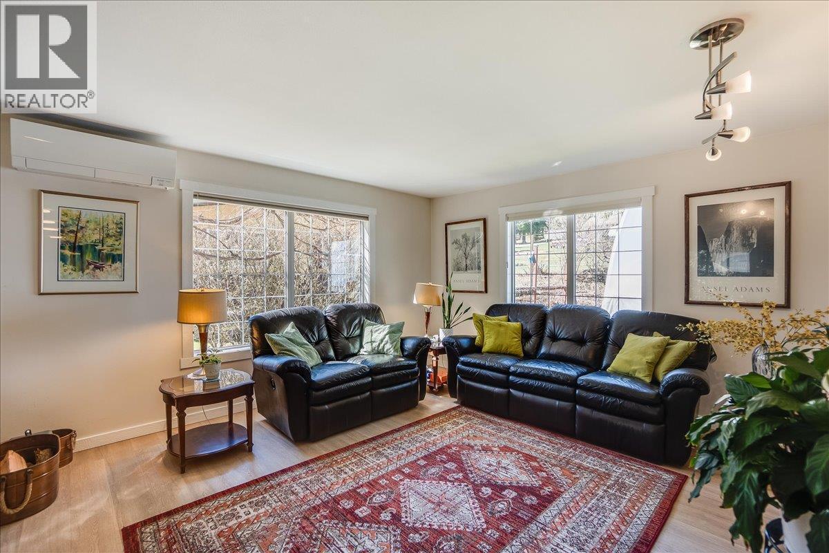 210 Bayview Street, Kaslo, BC - Indoor Photo Showing Living Room